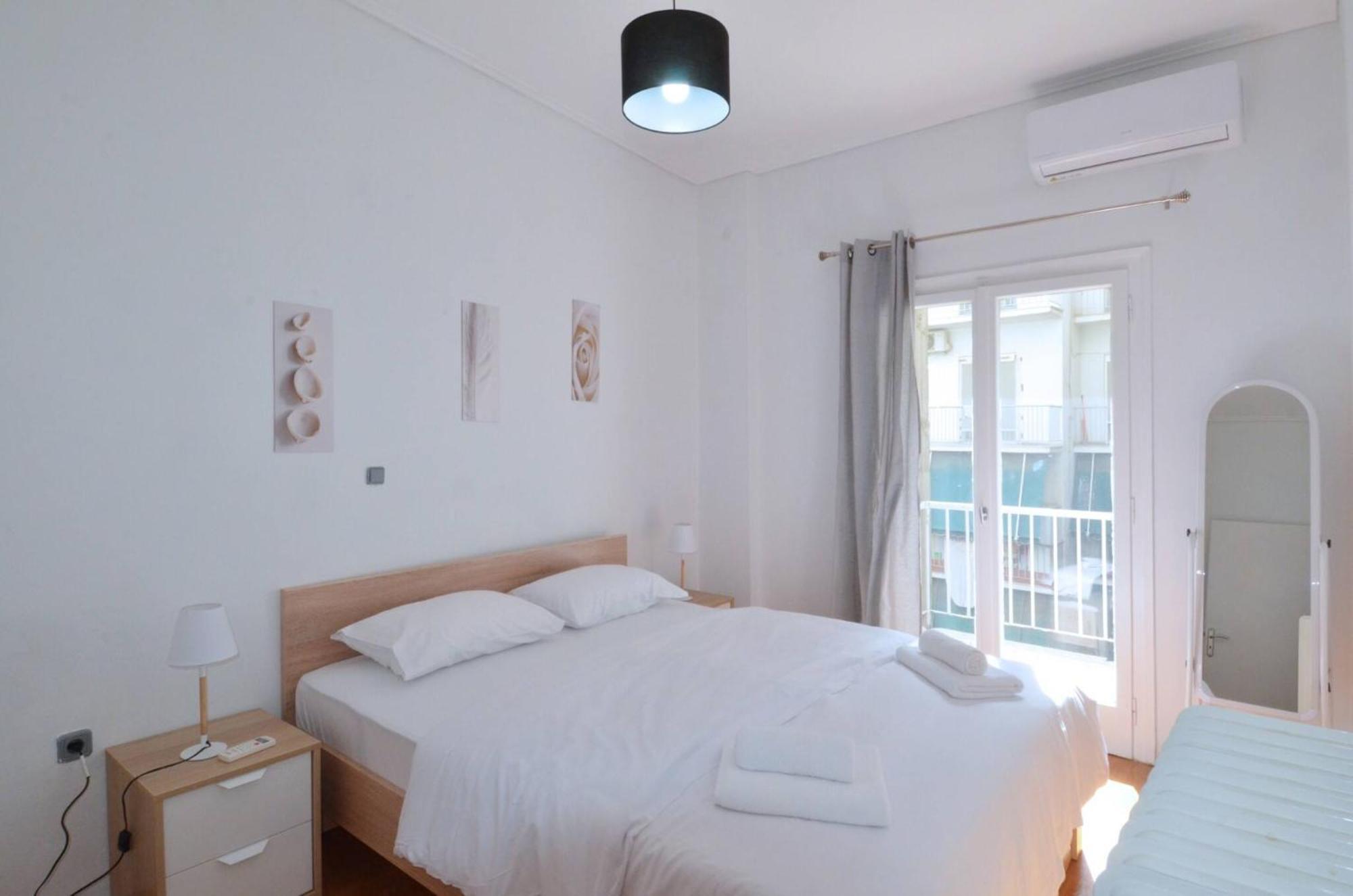 A Cozy Minimal Apartment At Koukaki, Dimitrako... Athens Luaran gambar